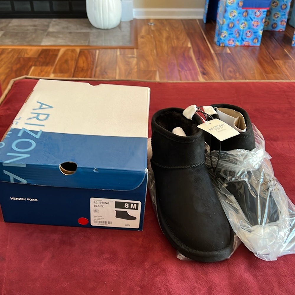 NWT Memory Foam Black boots (size 8M)